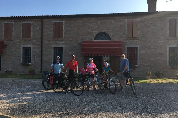 Una famiglia di ciclisti svizzeri con le biciclette davanti al B&B Il Frattiero, in campagna a Voghiera.