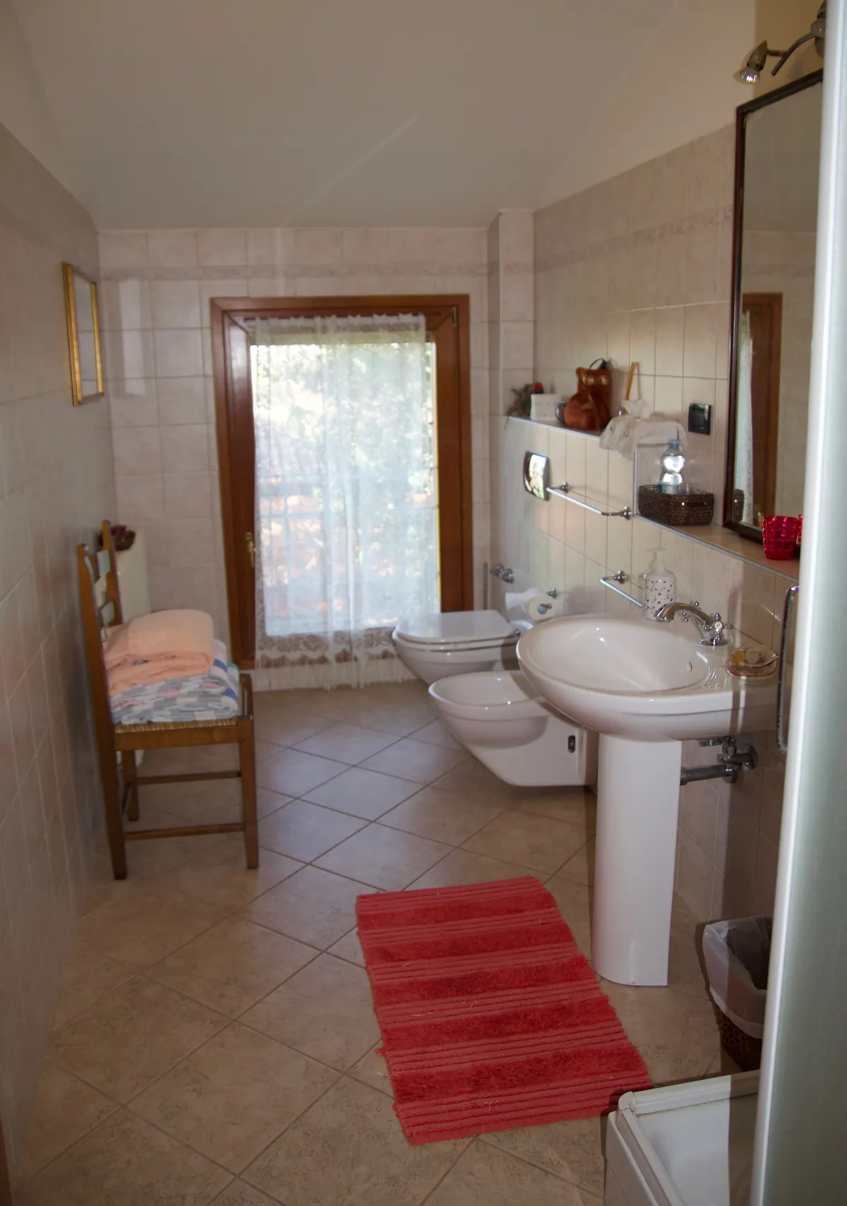 The delightful, comfortable bathroom of the Burano room