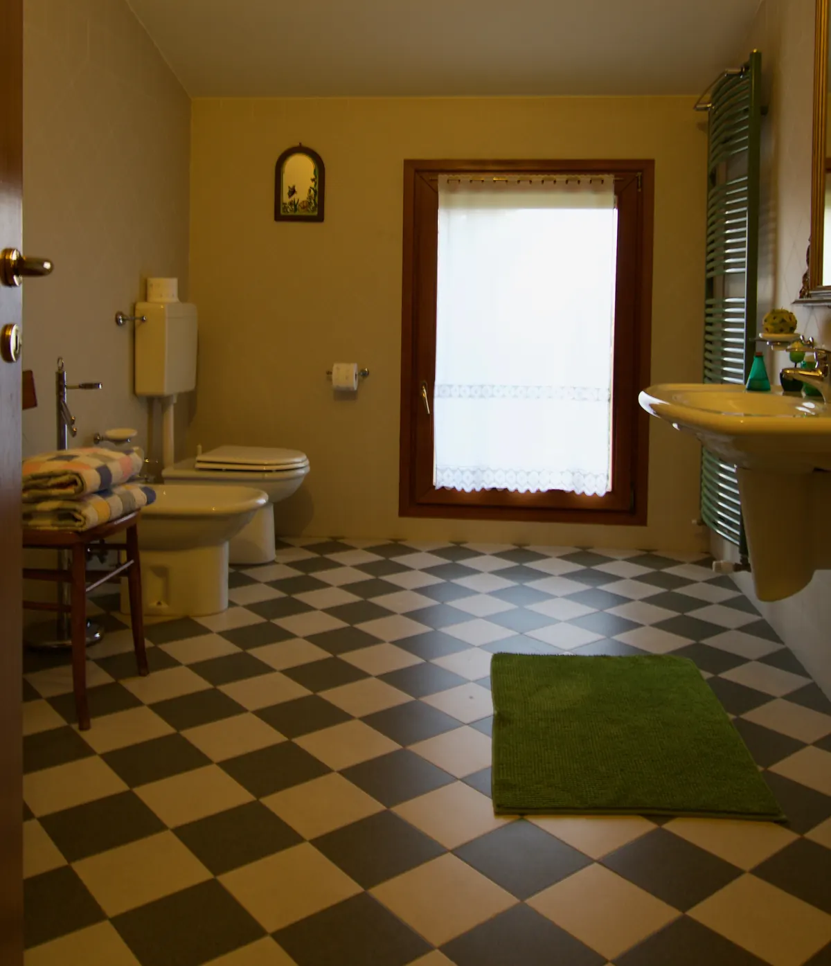 The enormous bathroom of the Monet room, ideal for larger groups